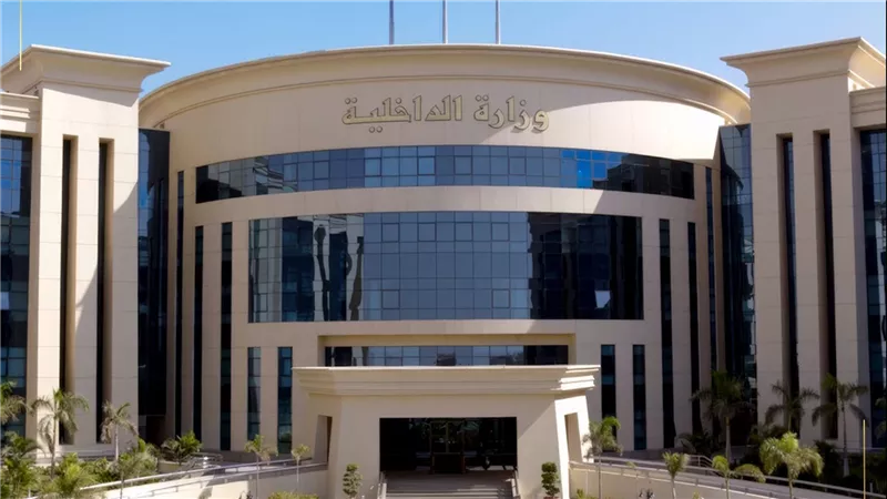 الداخلية تضبط شابًا انتحل صفة أنثى وقدم محتوى خادشًا للحياء 