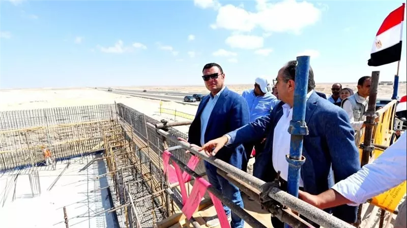 وزير الإسكان يتفقد محطة لتحلية المياه وكمبوند “مزارين” بمدينة العلمين الجديدة