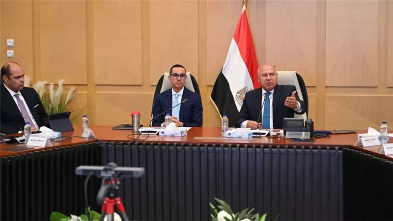 وزير الصناعة والنقل يبحث مع مصنعي الأسمنت آليات خفض الأسعار