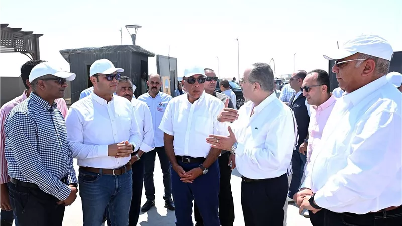 رئيس الوزراء يتفقد محطة التجارب لتحلية مياه البحر بالعلمين الجديدة