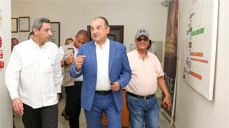 وزير قطاع الأعمال العام يبدأ زيارته للعين السخنة بلقاء محافظ السويس ونواب البرلمان لمتابعة إعادة تشغيل مصنع الأنود