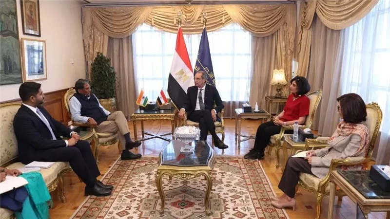 وزير الاتصالات يبحث مع سفير الهند تعزيز التعاون فى مجالات التعهيد