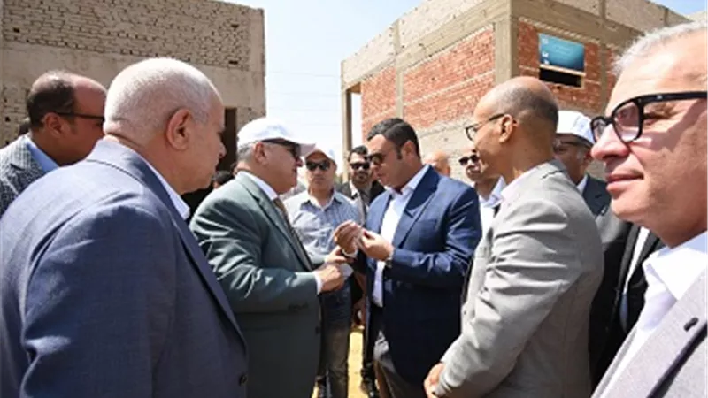 وزير الإسكان يتفقد مشروع السوق الحضارية بالقاهرة الجديدة
