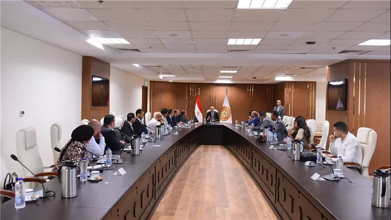 وزير العمل يبحث مع شركات التوصيل تنفيذ حملة “سلامتك تهمنا” 