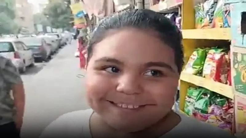 طفلة تتخلى عن “الشيبسي” لتطعم رجلًا مسنًا.. مشهد إنساني يبهر السوشيال ميديا
