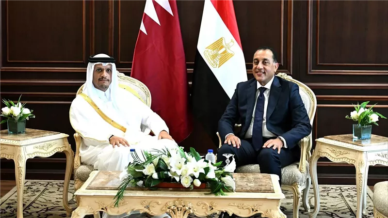 رئيس الوزراء يلتقي نظيره القطري لبحث مجالات التعاون المشترك