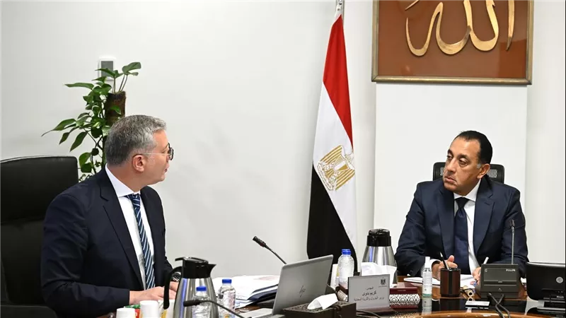 رئيس الوزراء يتابع ملفات البترول مع الوزير كريم بدوي