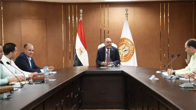 وزير العمل: لا تهاون مع تشغيل الأجانب بدون تصاريح.. وغرامات تصل إلى 100 ألف جنيه
