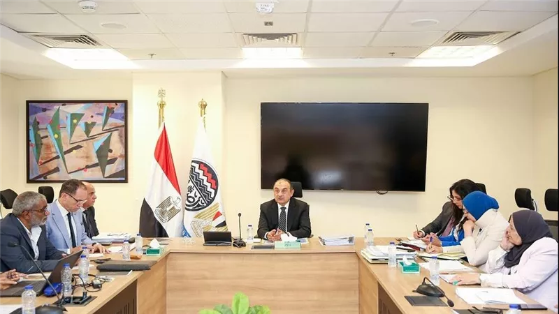 وزير قطاع الأعمال يتابع مشروعات تطوير الفنادق التاريخية والتوسع السياحي بالمحافظات