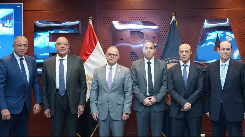 مجلس إدارة الرقابة المالية يكرم إسلام عزام بعد تعيينه رئيسًا للبورصة المصرية