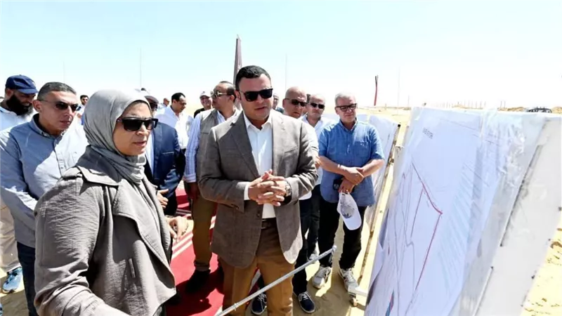 وزير الإسكان يتفقد مشروعات شبكات الطرق والمرافق بتوسعات مدينة الشيخ زايد