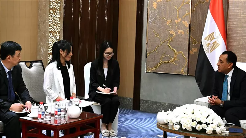رئيس الوزراء يلتقي رئيسة شركة جيانغسو فينغهاي المحدودةط لتطوير تحلية مياه البحر والطاقة الجديدة