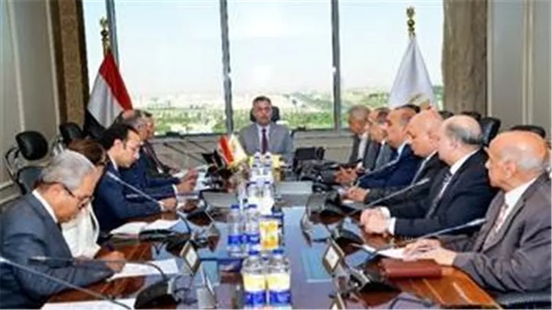 وزير التموين يبحث مع قيادات “القابضة للصناعات الغذائية”تعزيز توافر السلع وضبط الأسواق