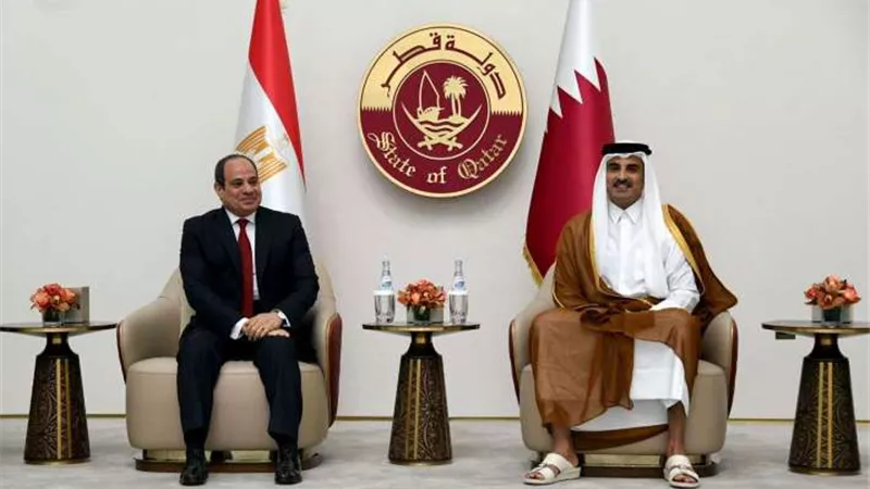 السيسي يلتقي أمير قطر في الدوحة: تضامن كامل مع قطر وإدانة العدوان الإسرائيلي