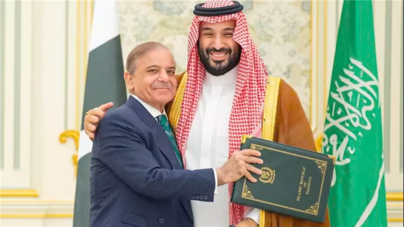 اتفاق دفاعي تاريخي بين السعودية وباكستان النووية وسط تصاعد التوترات الإقليمية 