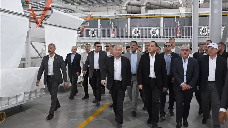 رئيس الوزراء يفتتح مصنع 