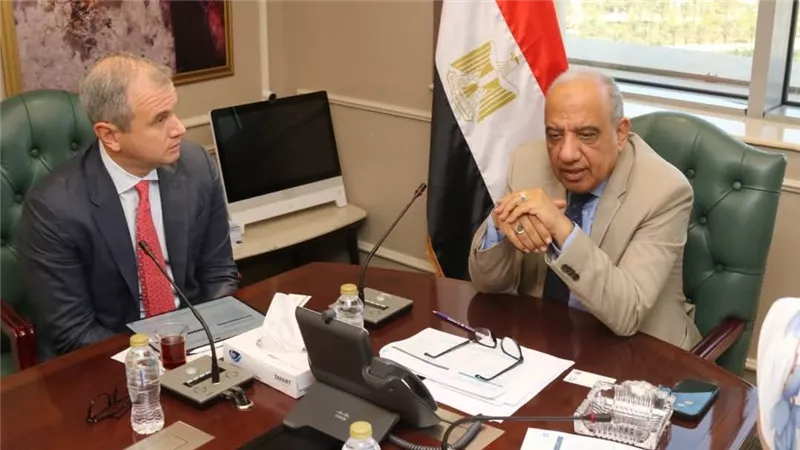 وزير الكهرباء يبحث مع «الكازار» الإماراتية تعزيز التعاون في مشروعات الطاقة