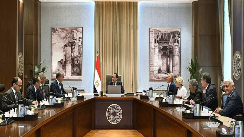 مدبولي يستعرض خطة استثمارات شركة “إيني” الإيطالية في مصر