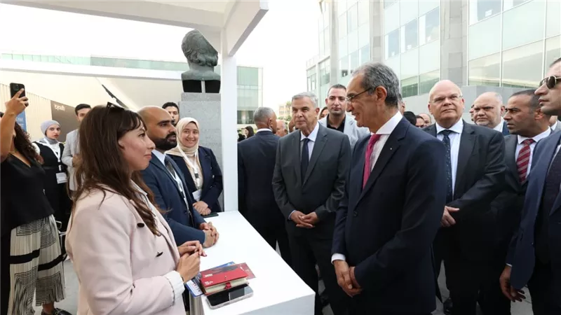 وزير الاتصالات يعلن إطلاق النسخة المطورة من 