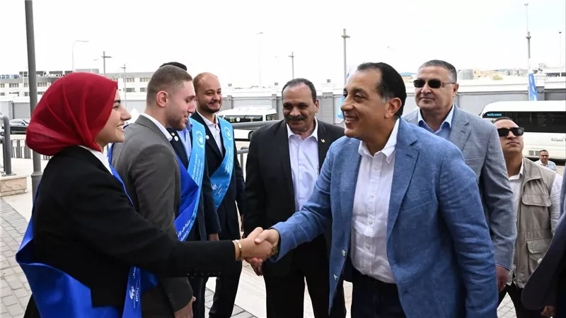 رئيس الوزراء يتفقد جامعة بنها الأهلية بمدينة العبور ويشيد بمستوى التجهيزات والمعامل