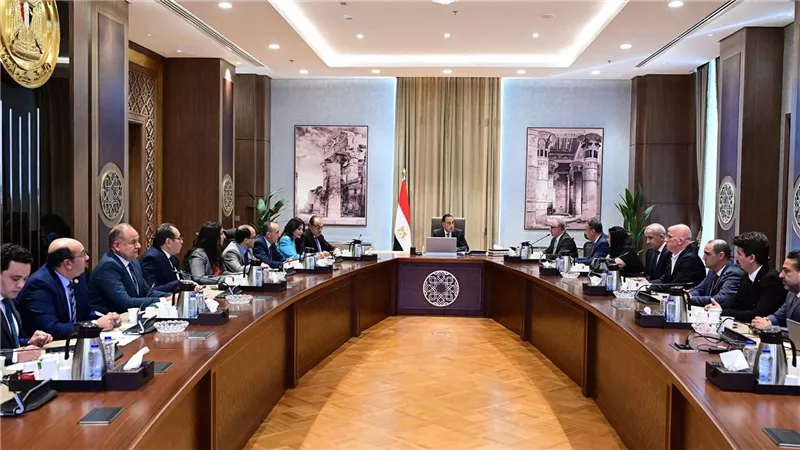 رئيس الوزراء يبحث مع رئيس مجموعة 