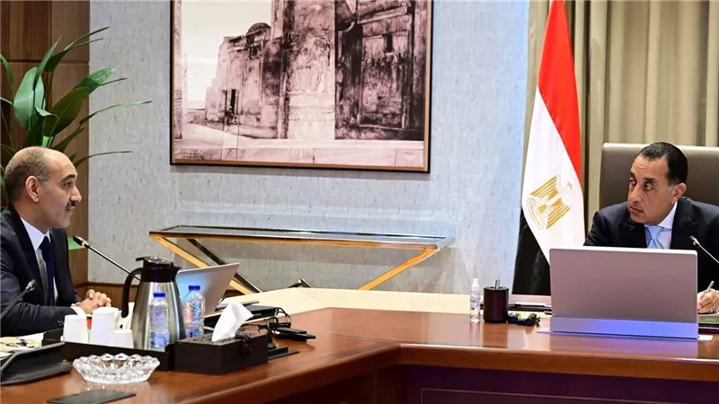رئيس الوزراء يستعرض مع الرئيس التنفيذي لوكالة الفضاء المصرية مستجدات برنامج الفضاء الوطني