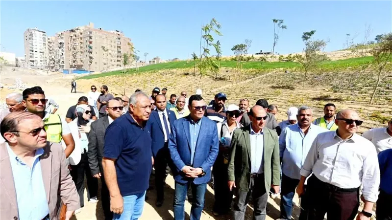 وزير الإسكان يتابع سير العمل بمشروع حدائق 
