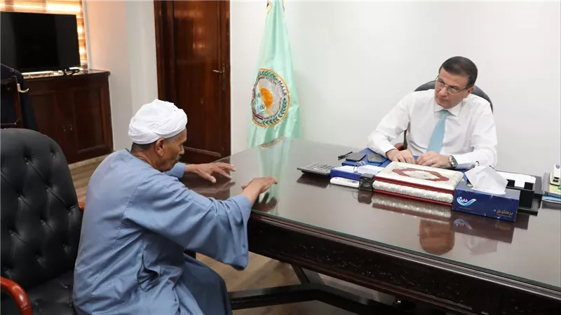 وزير الزراعة يستقبل عدد من الفلاحين ويستمع لمشاكلهم.. ويؤكد: دعم الفلاح 