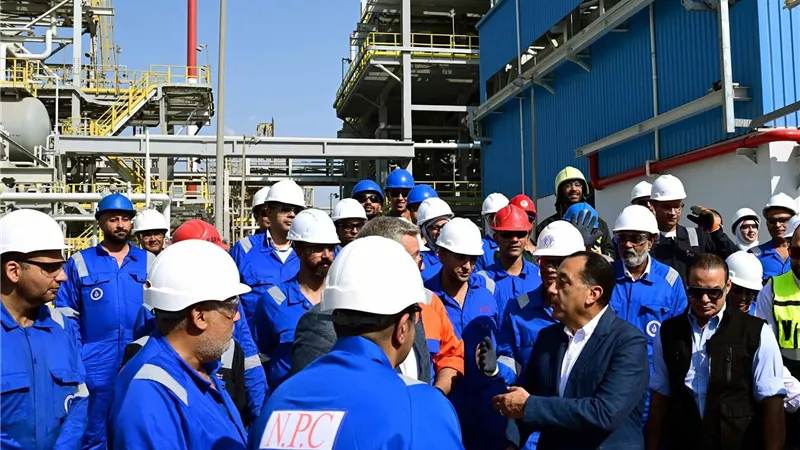 رئيس الوزراء يفتتح مشروع استرجاع الغازات بشركة 