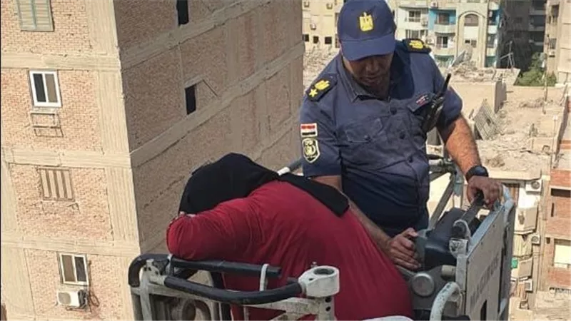 الحماية المدنية تنقذ سيدة أثناء الولادة بعد تعطل الأسانسير بالدور الـ13