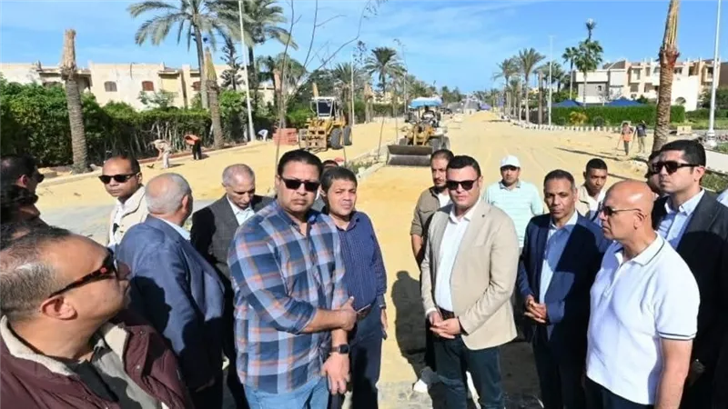 وزير الإسكان يتفقد مشروع “مارينا 8” وتطوير مدخل مارينا 5