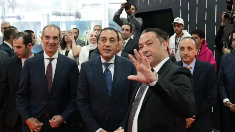 رئيس الوزراء يتفقد جناح شركة اورنچ مصر بمعرض Cairo ICT  
