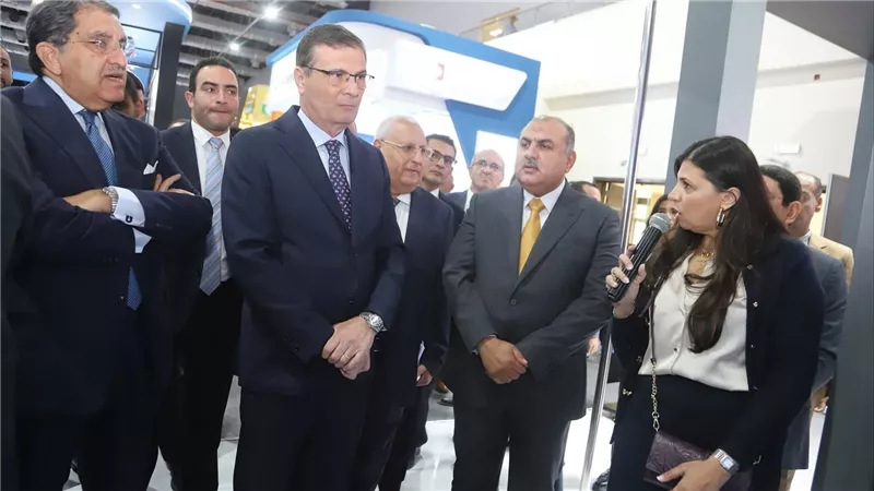 وزير الزراعة يتفقد جناح 