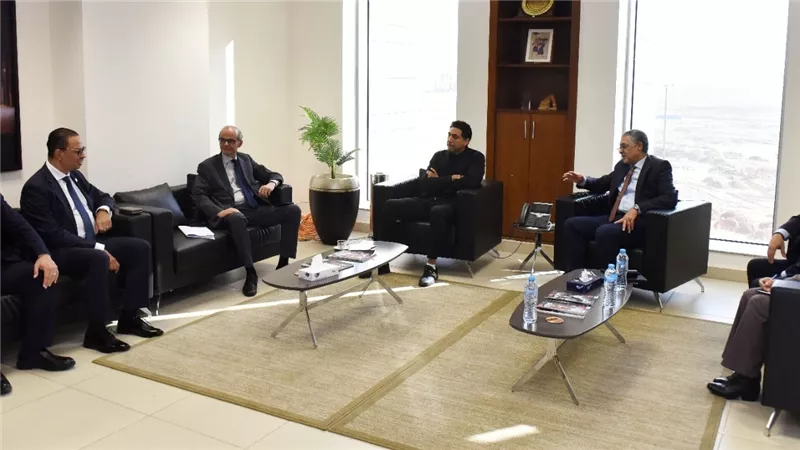هيبة يبحث مع “مينهارت” السنغافورية فرص التوسع في الاستثمارات السياحية بمصر