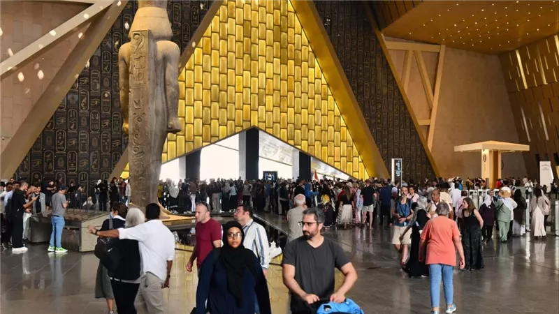 المتحف المصري الكبير يستقبل نحو 12 ألف زائر لليوم السابع على التوالي