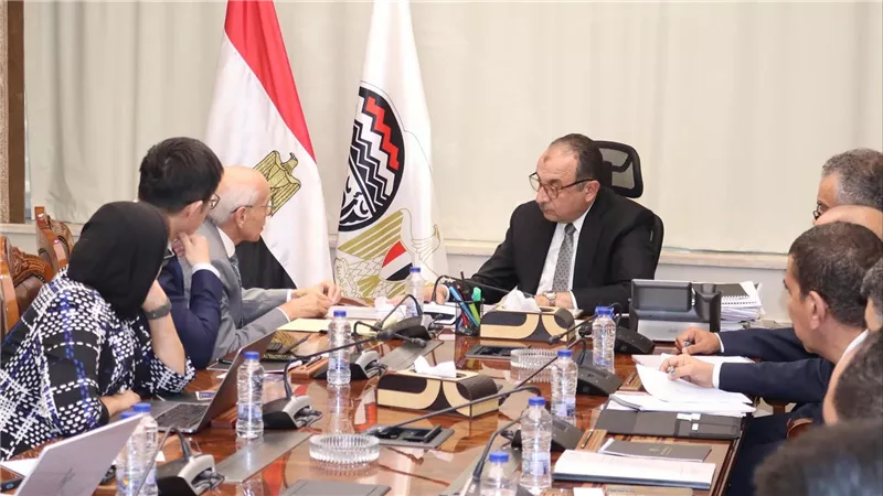 وزير قطاع الأعمال يبحث مع 