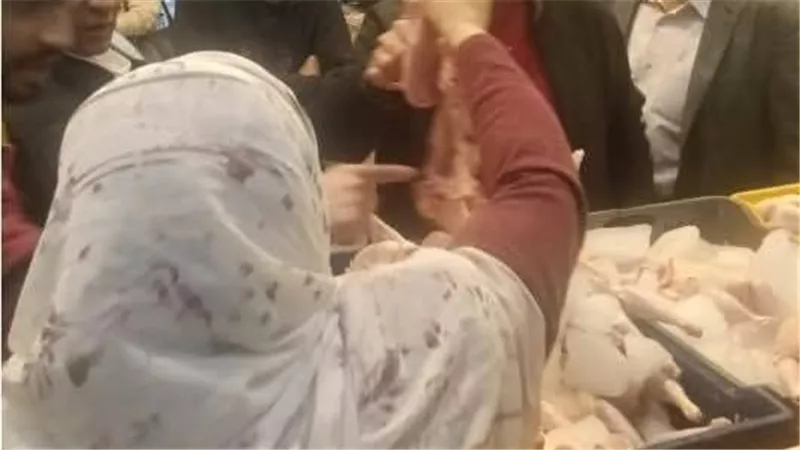 إيه الحكاية؟ محل يبيع الدواجن بجنيه واحد.. والزراعة تتدخل!
