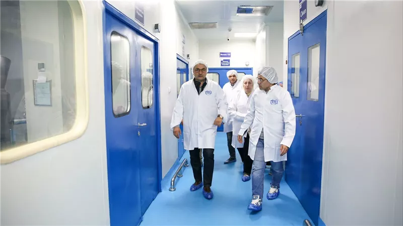 وزير قطاع الأعمال العام يتفقد شركة ممفيس للأدوية لمتابعة سير العمل والإنتاج