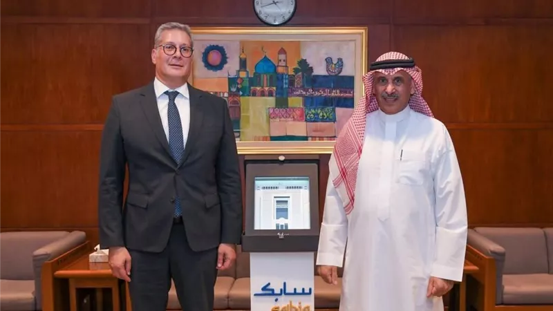 وزير البترول يبحث التعاون في مجال البتروكيماويات مع الرئيس التنفيذي ل
