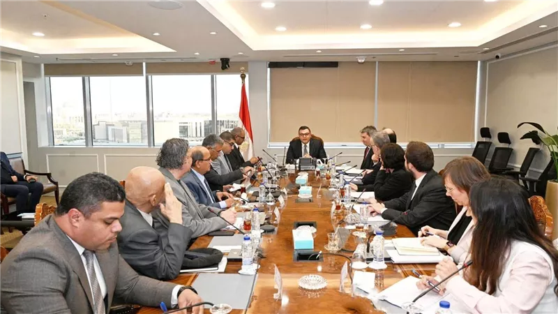 وزير الإسكان يبحث مع وفد بنك الاستثمار الأوروبي تعزيز التعاون ومتابعة المشروعات الجارية