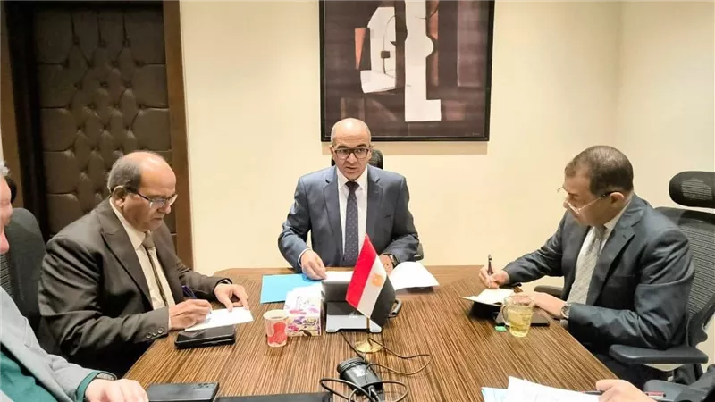 نائب وزير الإسكان يبحث احتياجات شركات المياه والصرف الصحي من الطلمبات