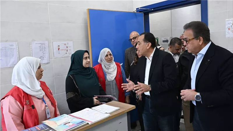 رئيس الوزراء يتفقد مركز طب الأسرة بطحانوب ضمن المبادرة الرئاسية 