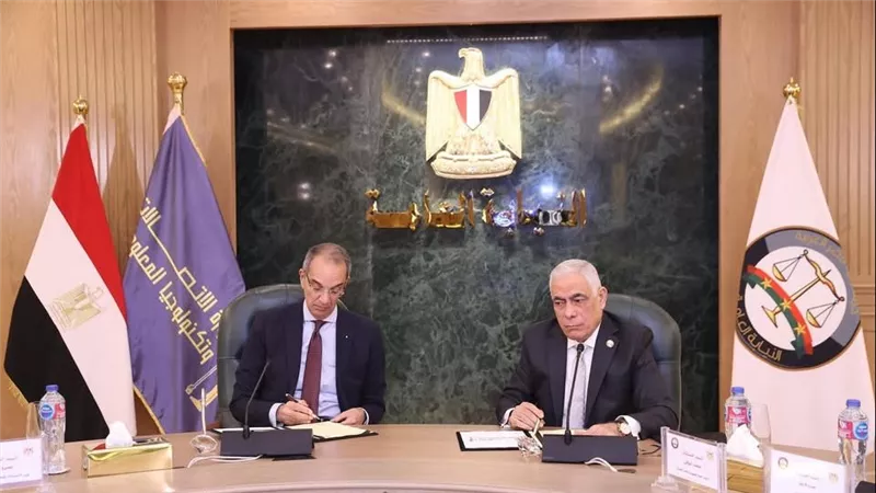 وزير الاتصالات والنائب العام يوقعان بروتوكول تعاون لتطوير منظومة التحول الرقمي بالنيابة العامة