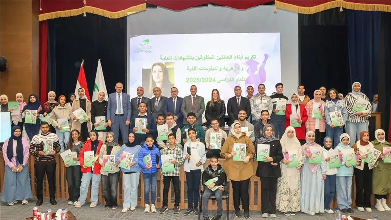 رئيس البريد تكرم أبناء العاملين المتفوقين دراسيًا على مستوى الجمهورية
