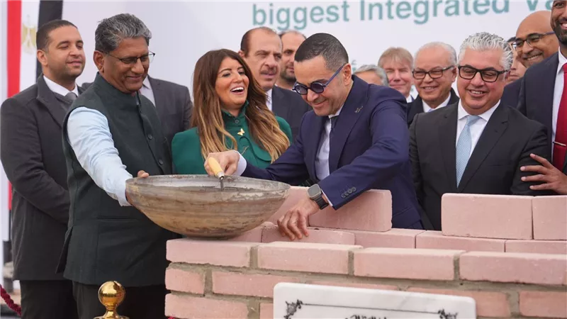 باستثمارات 150 مليون دولار…رئيس المنطقة الاقتصادية لقناة السويس يشهد وضع حجر الأساس لمصنع «جينفاكس» 