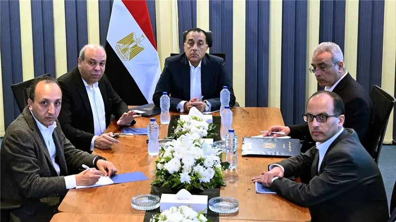 رئيس الوزراء يستعرض استراتيجية تطوير مصر للطيران عقب جولته بمطار القاهرة