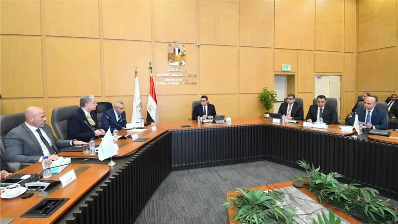وزير الإسكان يتابع موقف مشروع منطقة الأعمال المركزية بالعاصمة الجديدة