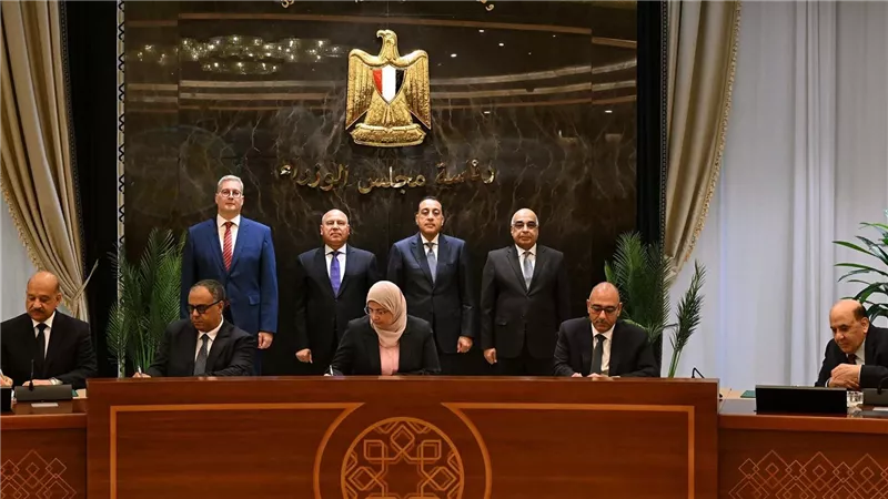 رئيس الوزراء يشهد توقيع اتفاقية تسوية بين عددٍ من الجهات الحكومية وشركة جنوب الوادي للأسمنت