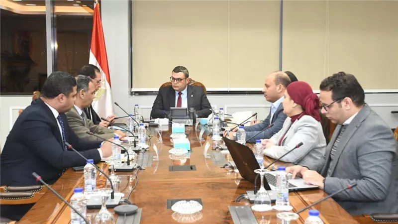  وزير الإسكان يتابع مع 