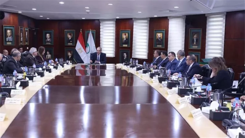 وزير الاتصالات يستعرض خطة تطوير “البريد” مع المجلس الجديد